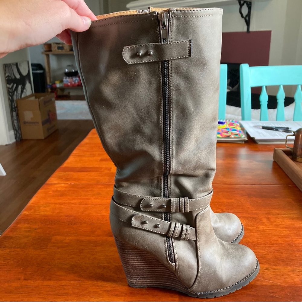 Super cute tall brown boots with heel